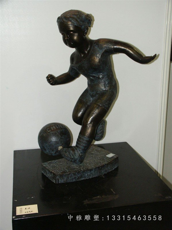 小孩踢足球铜雕人物铜雕