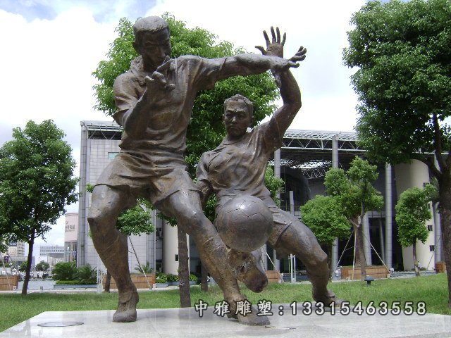 踢足球铜雕公园小品铜雕