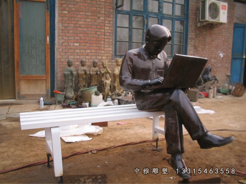 男人玩电脑铜雕广场小品铜雕
