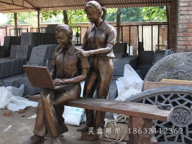 青年玩电脑铜雕街边景观铜雕
