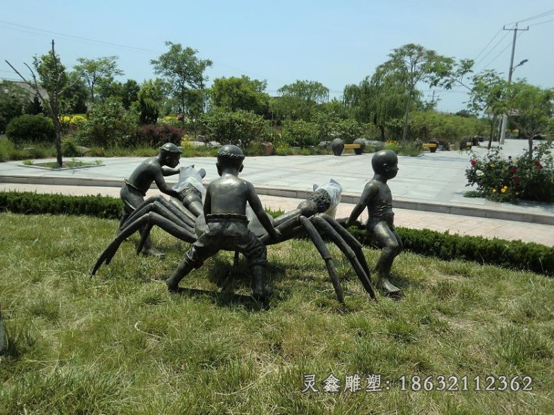 小孩与晕螃蟹铜雕公园景观铜雕