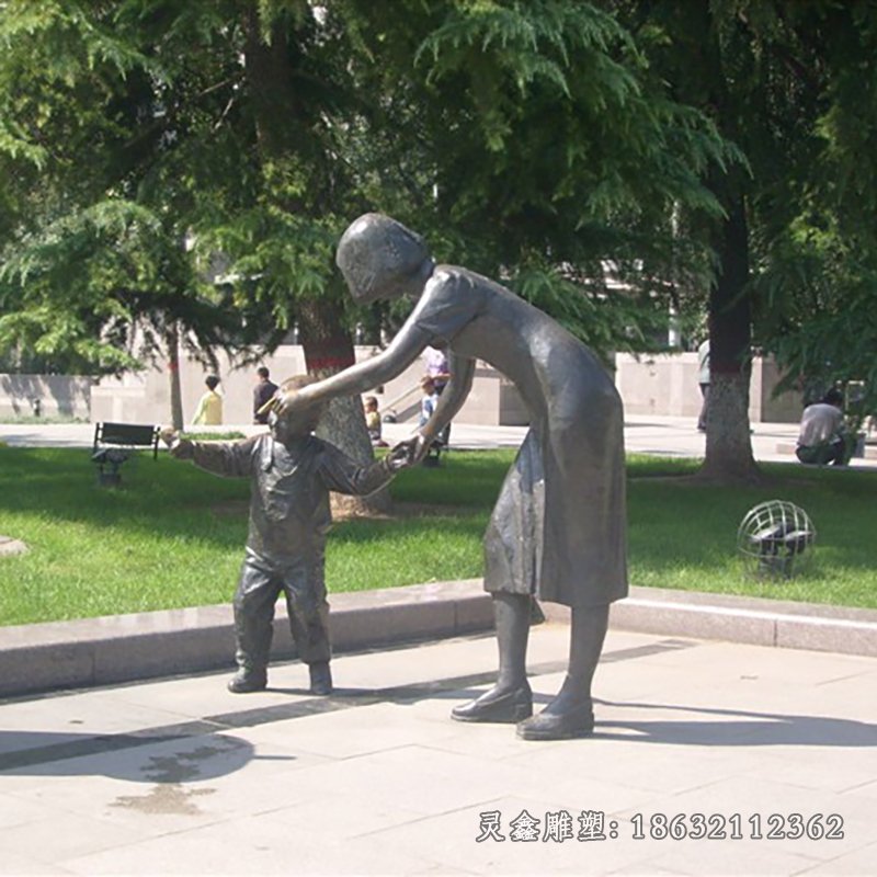 小孩学走路铜雕成长铜雕