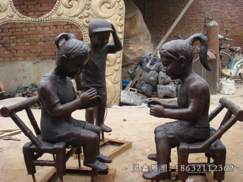 小孩玩游戏铜雕广场小品铜雕