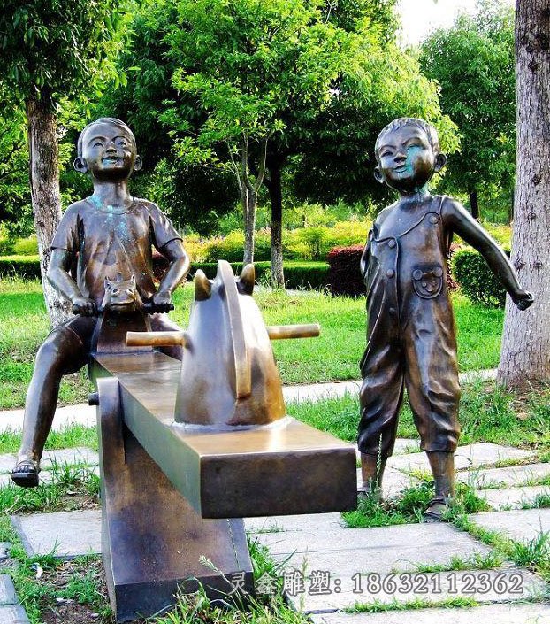 小孩玩翘翘板铜雕公园小品铜雕