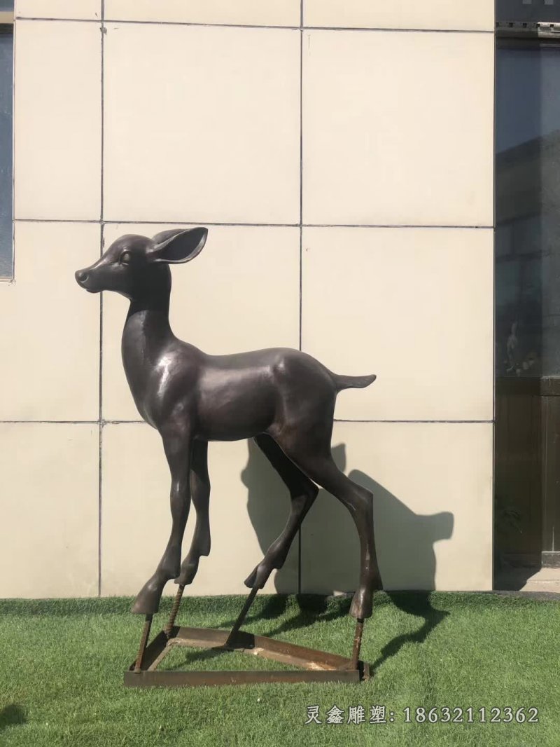 小鹿铜雕塑