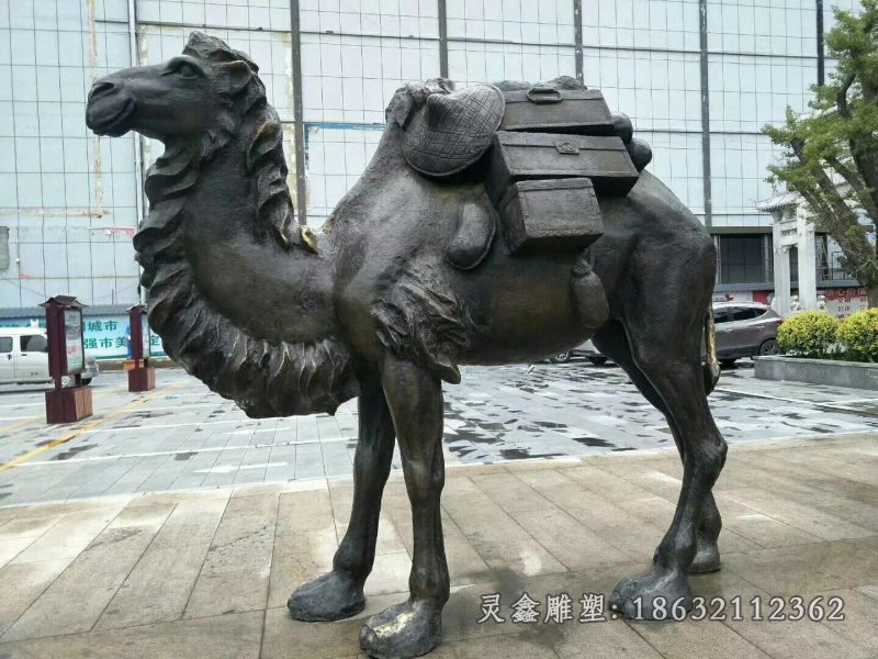 驮行李的骆驼铜雕