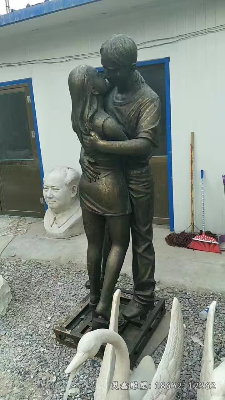 情侣亲吻铜雕