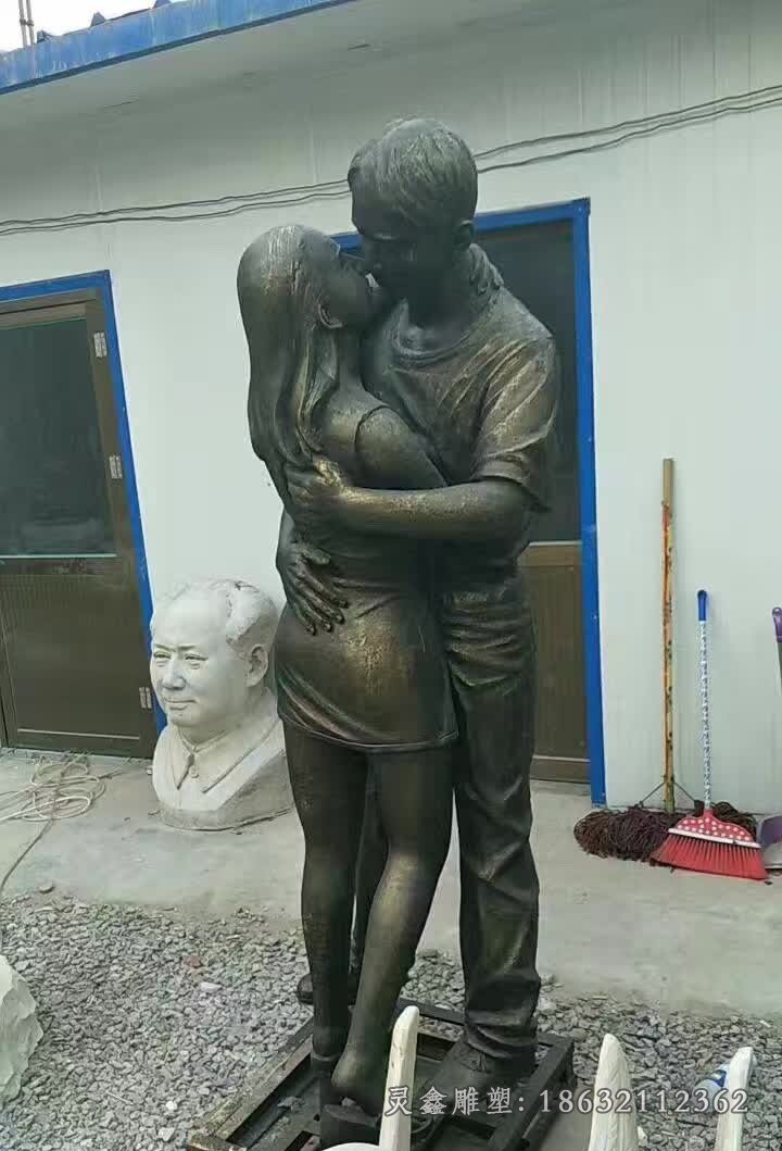 情侣亲吻铜雕