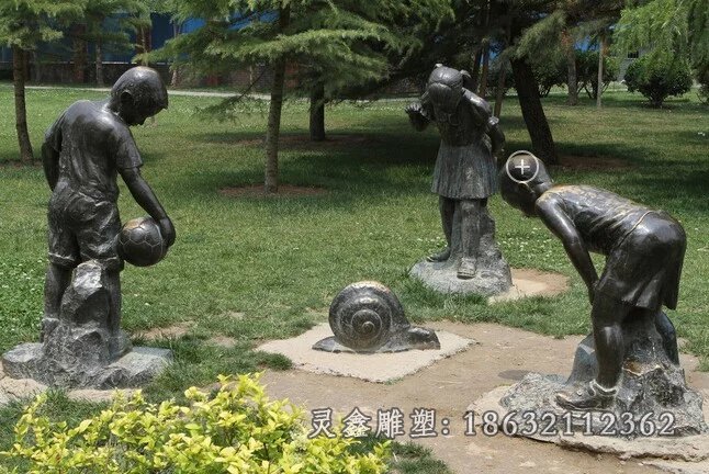 小孩看蜗牛铜雕公园小品铜雕