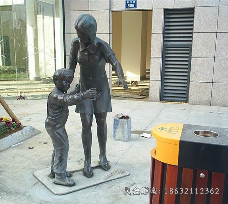 妈妈教孩子扔垃圾铜雕广场人物铜雕