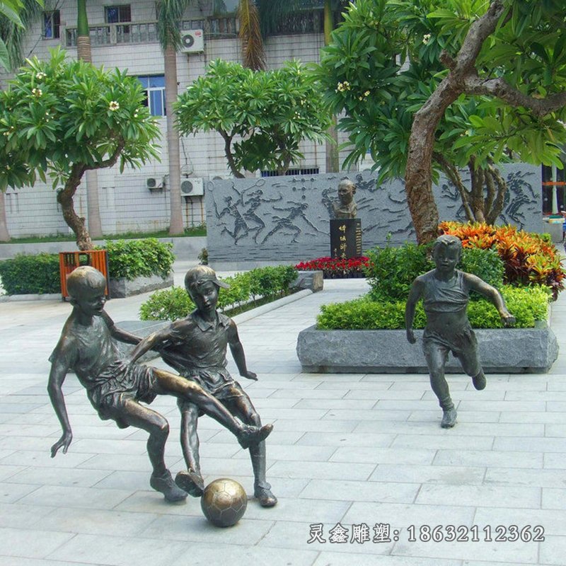 小孩踢足球铜雕