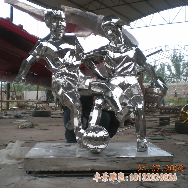 不锈钢踢足球雕塑